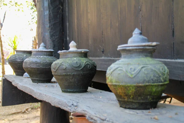 Vases Argile Vintage Disposés Sur Vieux Stand Plein Air — Photo