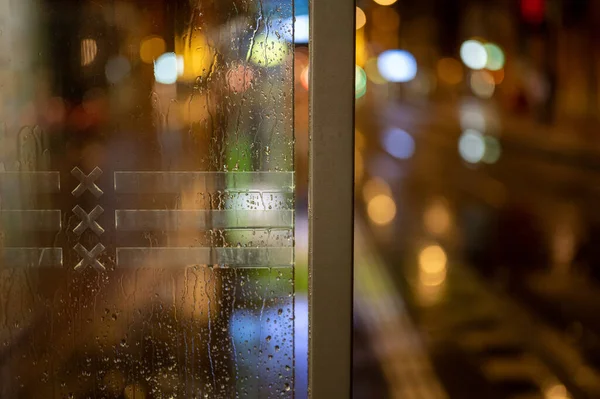 Una Foto Una Fermata Del Tram Durante Una Notte Piovosa — Foto Stock