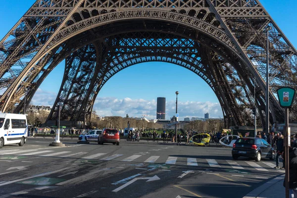 Algunos Turistas Que Están Debajo Torre Eiffel Maravilla Ingeniería París — Foto de Stock