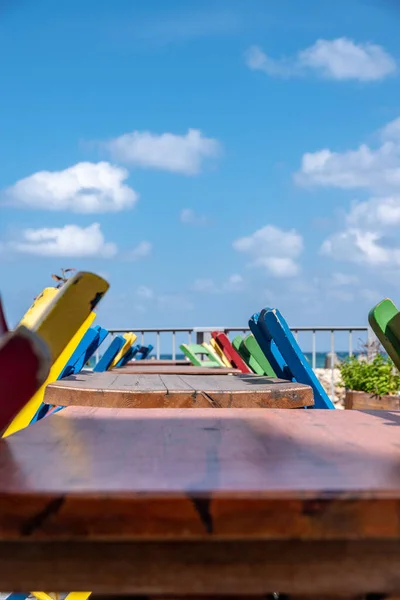 Uma Vista Mar Caffe Com Cadeiras Coloridas Céu — Fotografia de Stock