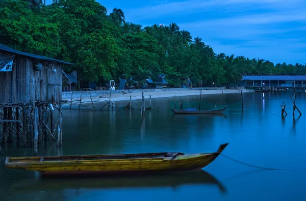 Захватывающая Сцена Деревянных Лодок Фиолетовой Воде Островах Батам Индонезия Закате — стоковое фото