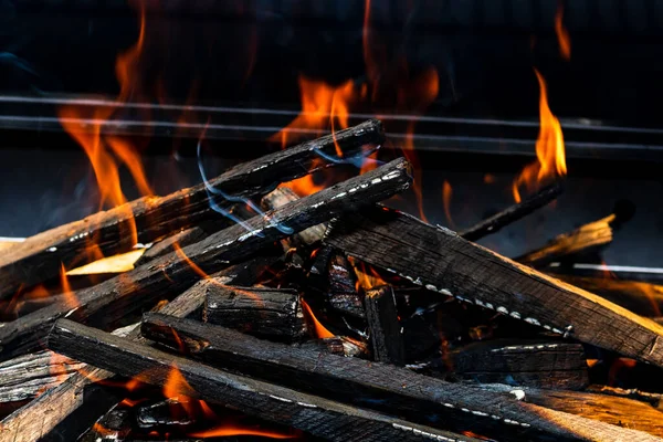 Barbecue Grill Pit Met Gloeiend Vlammend Warm Open Vuur Met — Stockfoto