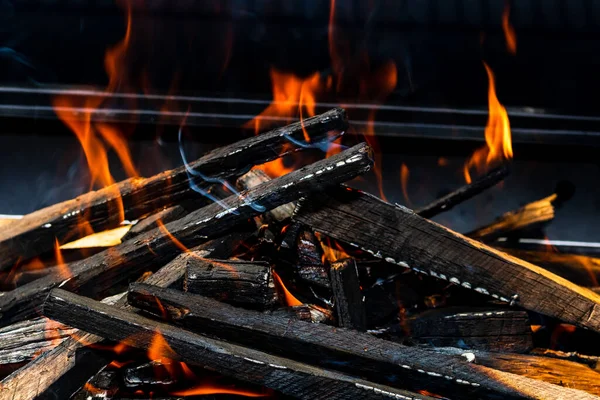 Barbecue Pit Con Ardente Fiammeggiante Fuoco Caldo Aperto Con Fiamma — Foto Stock