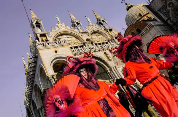 意大利威尼斯狂欢节期间 穿着独特的彩色服装的人们 — 图库照片