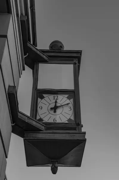 Une Échelle Gris Une Horloge Sur Mur — Photo