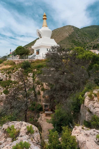 Pionowe Ujęcie Buddyjskiej Stupy Oświecenia Benalmadena Hiszpania — Zdjęcie stockowe