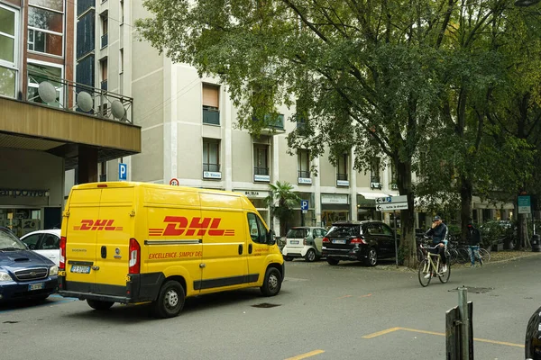 Bir DHL kargo kurye minibüsü nakliye paketleri getiriyor.