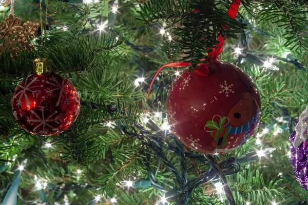 Primer Plano Juguetes Árbol Navidad Rojo Adornos Luces Para Preparación —  Fotos de Stock