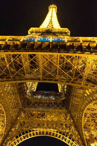 Vista Noturna Vertical Baixo Ângulo Torre Eiffel Iluminada Paris França — Fotografia de Stock