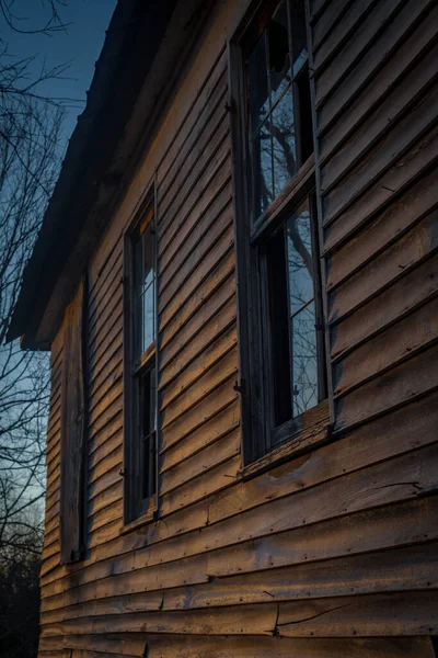 Svislý Záběr Starého Dřevěného Domu — Stock fotografie