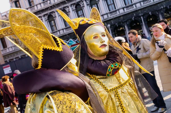 意大利威尼斯狂欢节期间 穿着独特的彩色服装的人们 — 图库照片