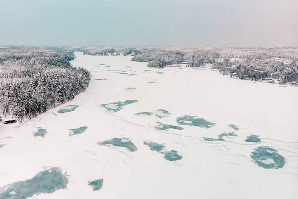 Letecký Snímek Krajiny Pokryté Zasněženými Borovými Lesy Zamrzlým Jezerem Při — Stock fotografie