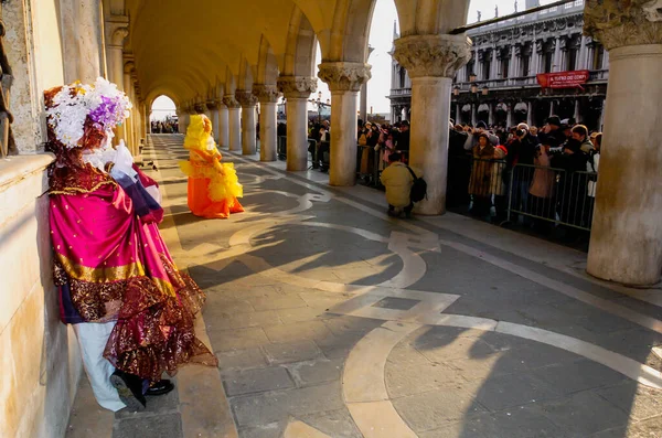 Die Menschen Kreativen Einzigartigen Farbenfrohen Kostümen Während Des Karnevals Von — Stockfoto