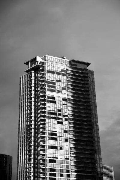 バンクーバーの建物の影の垂直グレースケールショット — ストック写真