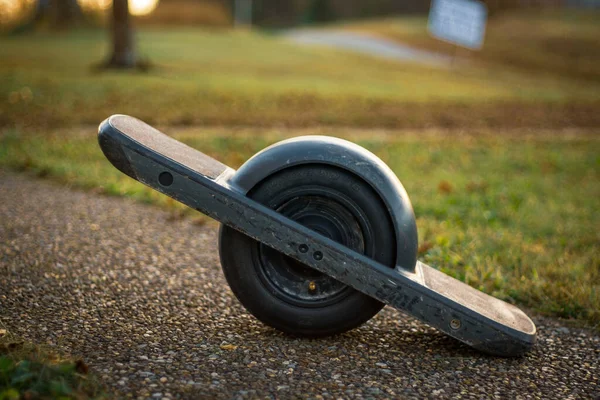 Närbild Skott Skateboard Ett Hjul Med Grön Trädgård Bakgrunden — Stockfoto