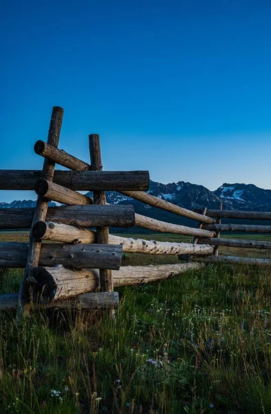 View Wooden Gate Mountain Clear Sky — Stock Photo, Image