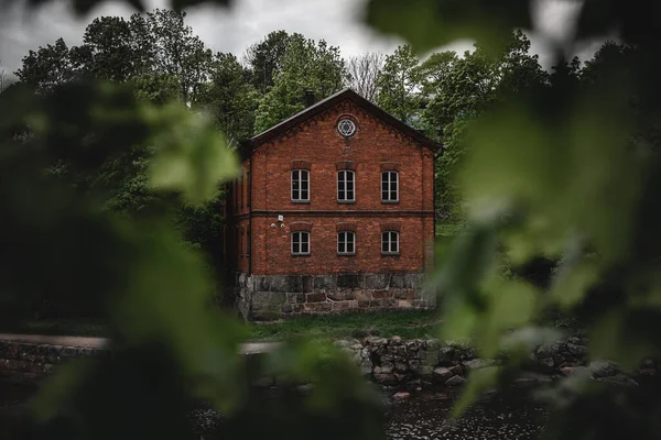 Krásný Záběr Dům Červených Cihel Bujném Lese — Stock fotografie