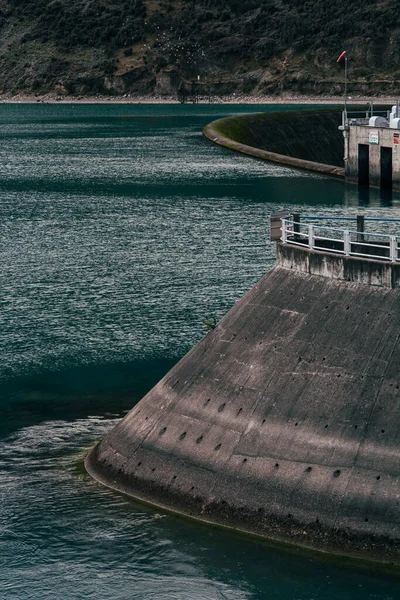 Eine Vertikale Aufnahme Von Einem Deck Ufer Des Meeres — Stockfoto