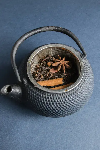 Top View Teapot Its Fresh Dried Ingredients Tea Black Background — Stock Photo, Image