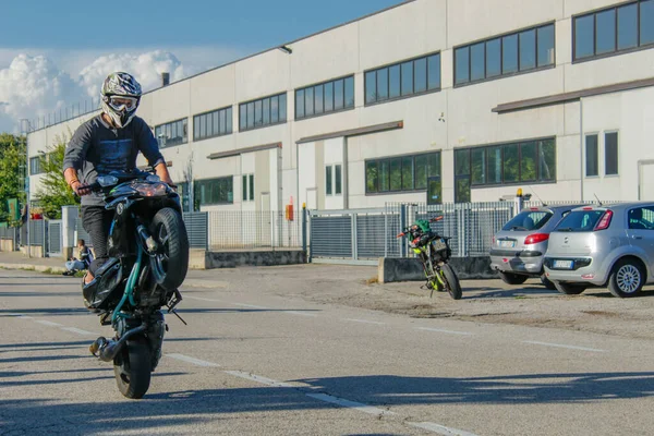 Male Motorcyclist Wearing Helmet Doing Tricks His Motorcycle Road — Stock Photo, Image