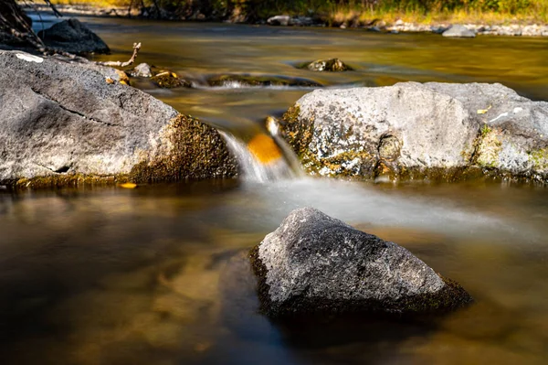 Ein Blick Auf Einen Bach Mit Felsen Einem Sonnigen Tag — Stockfoto