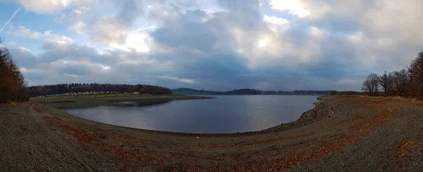 Colpo Panoramico Cupo Campo Marrone Con Lago — Foto Stock