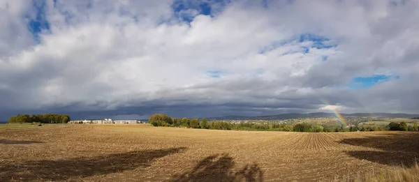 Ein Panoramablick Auf Ein Bestelltes Feld Mit Einem Regenbogen Unter — Stockfoto