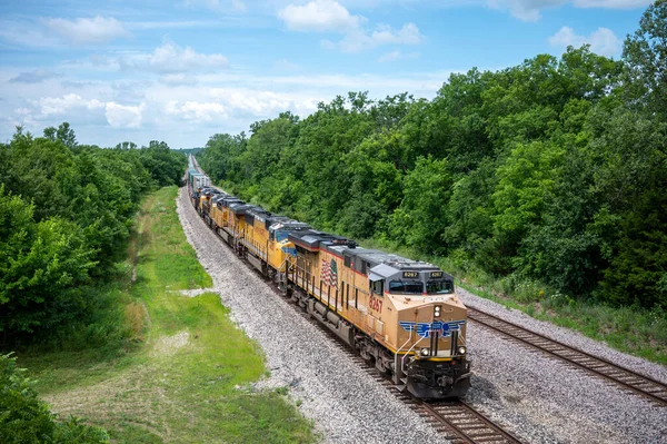 Up列車の鳥の目のショットは 米国ミズーリ州の晴れた日にBnsf鉄道本線で構成されています — ストック写真