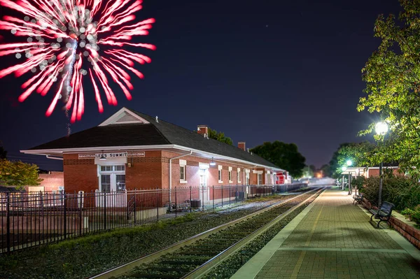 Krásný Záběr Ohňostroje Praskající Nad Železničním Depem Missouri Spojené Státy — Stock fotografie