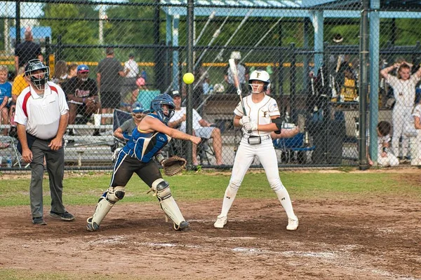 Enkele Softbalspelers Tijdens Wedstrijd — Stockfoto