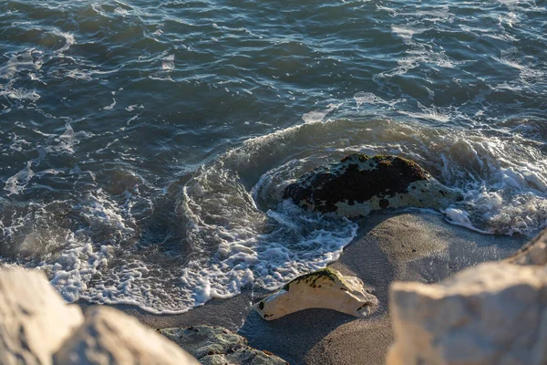 Крупним Планом Знімок Хвиль Потрапляють Піщаний Пляж Під Час Заходу — стокове фото