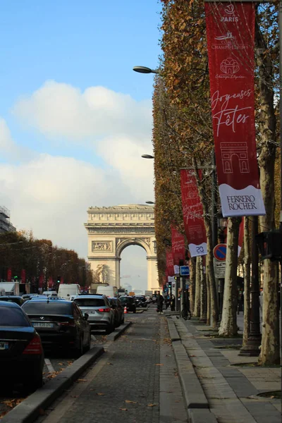パリの曇り空の下の歴史的な三畳紀のアーチの垂直 — ストック写真