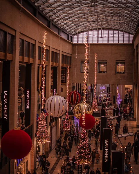 Uno Sparo Verticale Interno Centro Commerciale Nelle Decorazioni Natale — Foto Stock