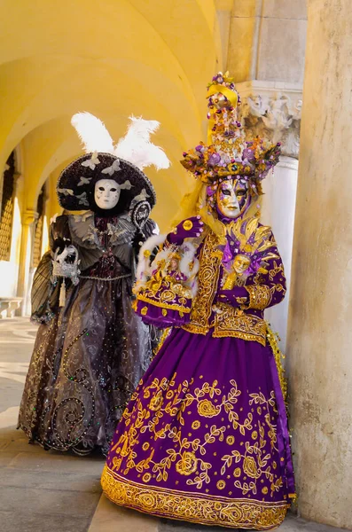 Люди Креативных Уникальных Красочных Костюмах Время Венецианского Карнавала Италии — стоковое фото