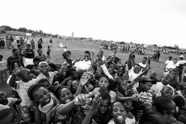 Güney Afrika, Johannesburg 'daki okul bahçesinde poz veren Afrikalı çocukların gri tonlu portresi.