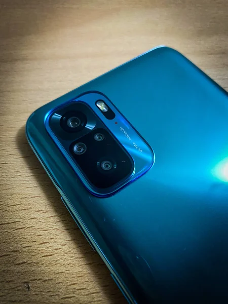 Zbliżenie Ujęcia Tylnych Kamer Xiaomi Redmi Note Zielonym Kolorze Jeziora — Zdjęcie stockowe