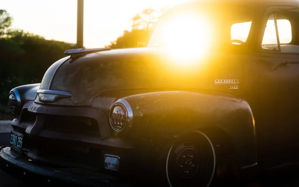 Primer Plano Coche Retro Bajo Cielo Del Atardecer — Foto de Stock