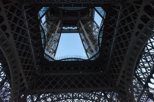 Uma Vista Baixo Ângulo Torre Eiffel Partir Interior Paris França — Fotografia de Stock