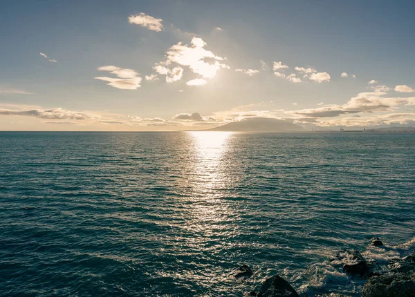 Een Schilderachtig Uitzicht Het Zonlicht Dat Weerkaatst Zeewater Bij Zonsondergang — Stockfoto