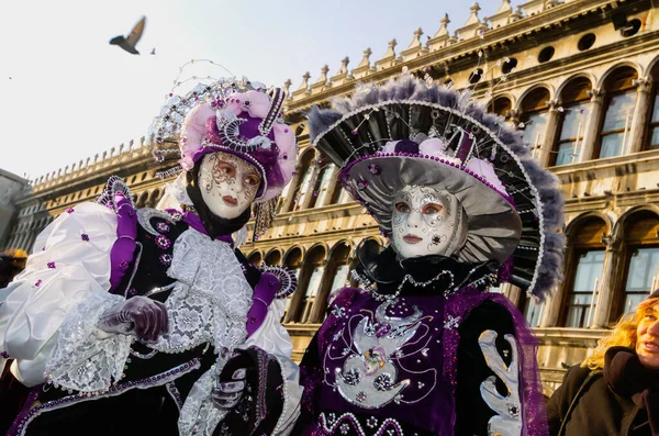 在威尼斯的狂欢节上 有些人穿着服装 — 图库照片