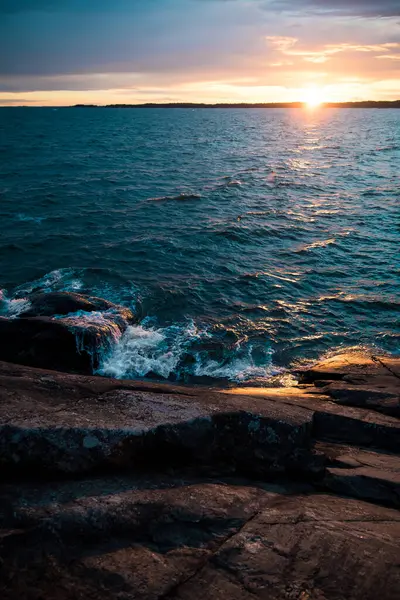 Tiro Vertical Pedras Junto Mar Durante Pôr Sol — Fotografia de Stock