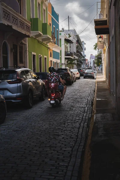 Eski San Juan, Porto Riko 'da motosiklet süren bir çiftin dikey görüntüsü.