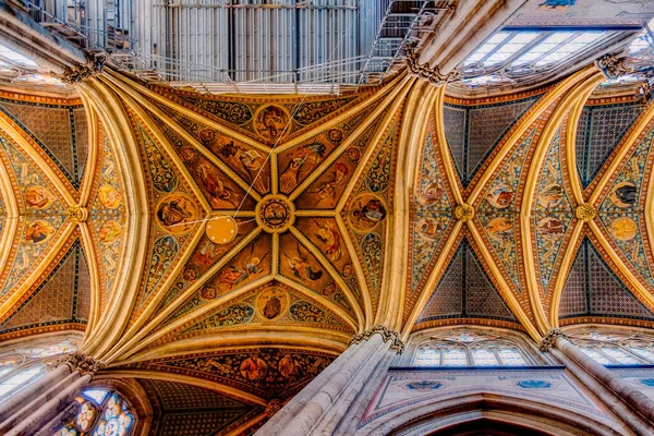 Niski Kąt Ujęcia Wspaniałego Malowanego Sklepienia Wnętrza Kościoła Sufitowego Wiedniu — Zdjęcie stockowe