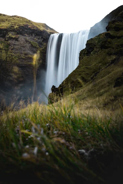 Вертикальный Снимок Водопада Скогафосс Исландии Длительной Экспозицией — стоковое фото