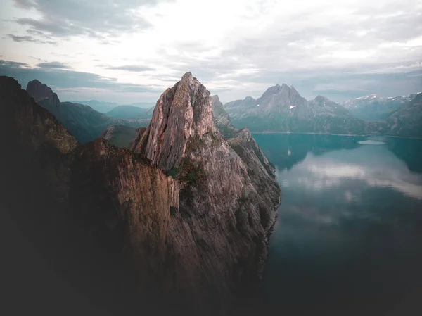 Sebuah Pemandangan Indah Dari Puncak Berbatu Pulau Senja Norwegia — Stok Foto