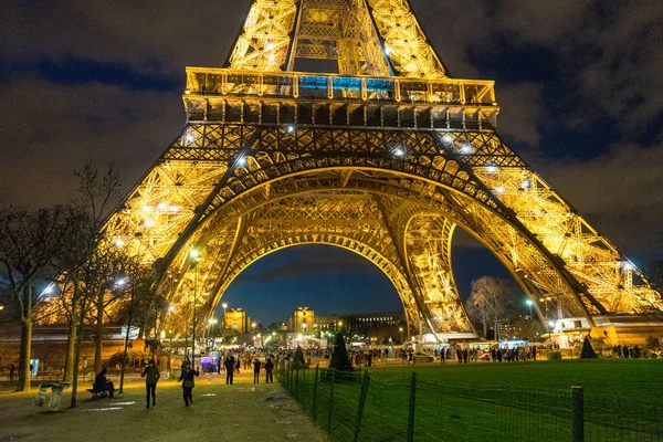 Una Vista Nocturna Torre Eiffel Iluminada Con Gente Que Pasa — Foto de Stock
