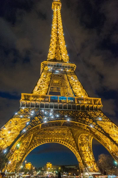 Een Verticaal Nachtzicht Van Verlichte Eiffeltoren Parijs Frankrijk — Stockfoto