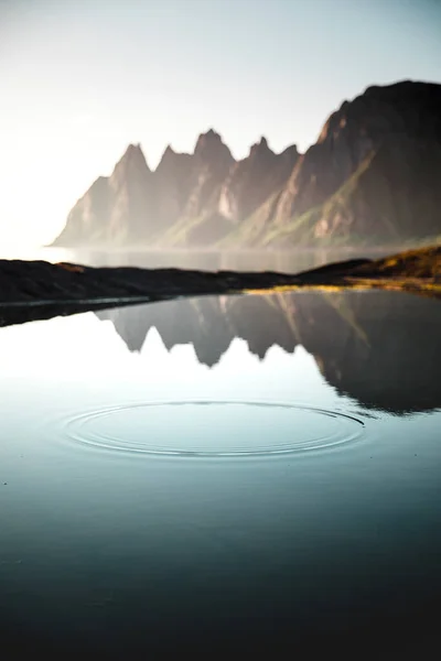 Plano Vertical Isla Senja Reflejado Las Aguas Noruega —  Fotos de Stock