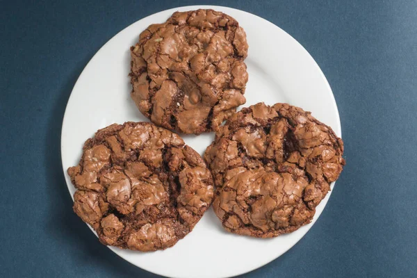 Uma Visão Superior Uma Chapa Biscoitos Uma Superfície Preta — Fotografia de Stock