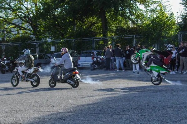 Drie Mannen Dragen Helmen Doen Trucs Met Zijn Scooters Weg — Stockfoto